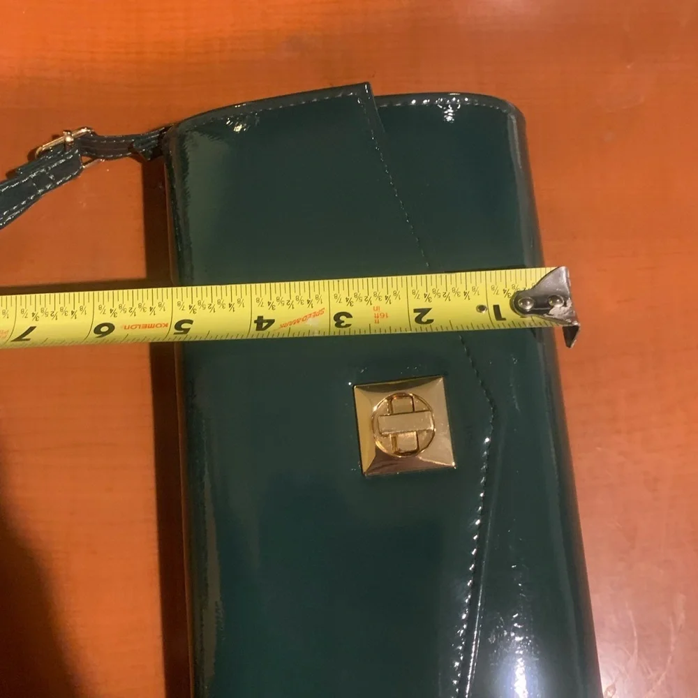 Chic Green Patent Leather Crossbody Bag with glossy , reflective finish. - Picture 3 of 7